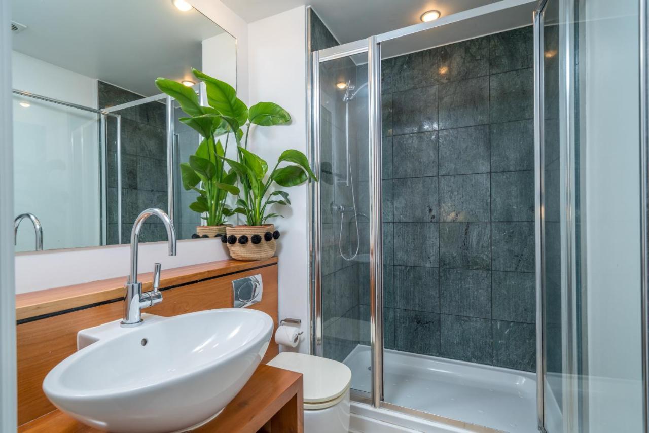 2 Bedroom Apartment With Park Views Shoreditch Лондон Екстер'єр фото