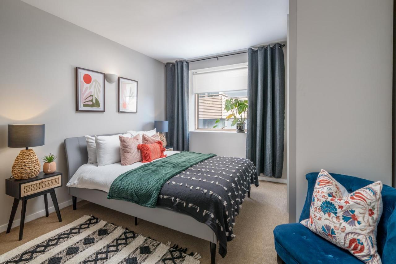 2 Bedroom Apartment With Park Views Shoreditch Лондон Екстер'єр фото